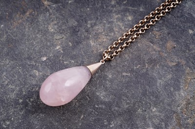 Lot 488 - An early 20th Century rose quartz pendant necklace