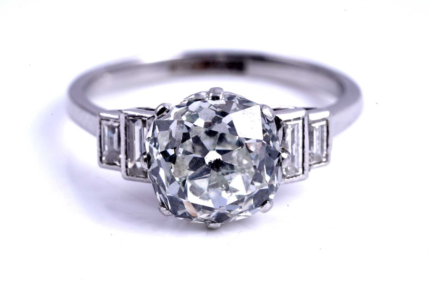 Lot 550 - An early 20th Century old cushion-cut diamond ring