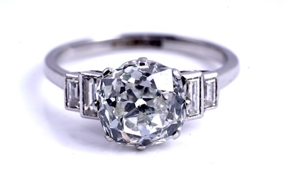 Lot 550 - An early 20th Century old cushion-cut diamond ring