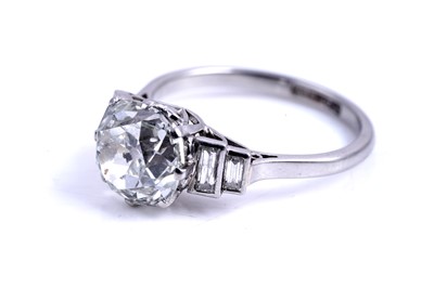 Lot 550 - An early 20th Century old cushion-cut diamond ring