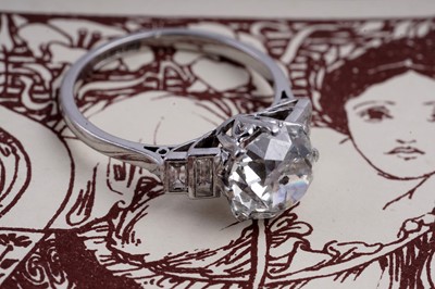 Lot 550 - An early 20th Century old cushion-cut diamond ring