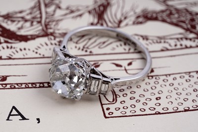 Lot 550 - An early 20th Century old cushion-cut diamond ring