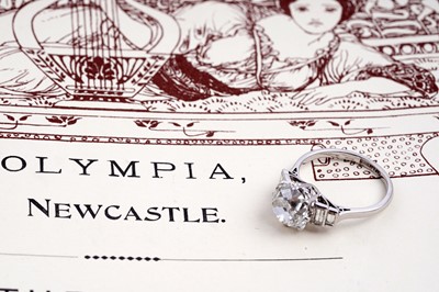 Lot 550 - An early 20th Century old cushion-cut diamond ring