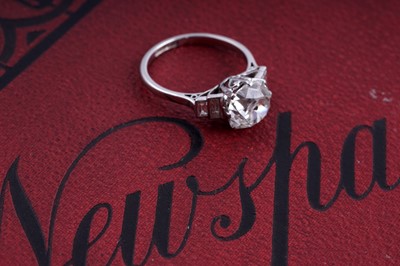 Lot 550 - An early 20th Century old cushion-cut diamond ring