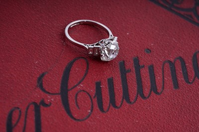 Lot 550 - An early 20th Century old cushion-cut diamond ring