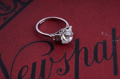 Lot 550 - An early 20th Century old cushion-cut diamond ring