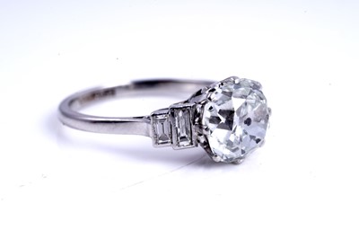 Lot 550 - An early 20th Century old cushion-cut diamond ring