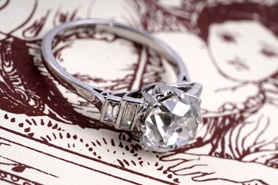 Lot 550 - An early 20th Century old cushion-cut diamond ring