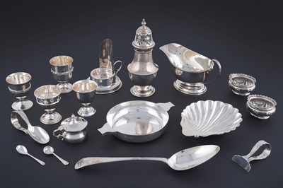 Lot 352 - A miscellaneous lot of small silver
