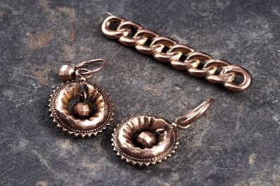 Lot 361 - A 19th Century gold curb-link pattern bar brooch; and Victorian earrings