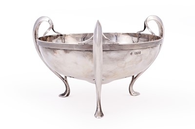 Lot 85 - An Edwardian silver three-handled dish