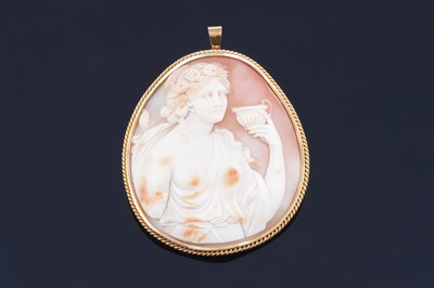 Lot 379 - A 20th Century carved cameo pendant brooch depicting a Maenad