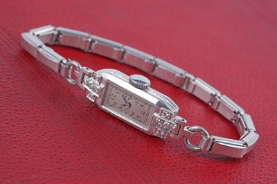 Lot 481 - An early 20th Century Art Deco diamond and platinum cased cocktail watch