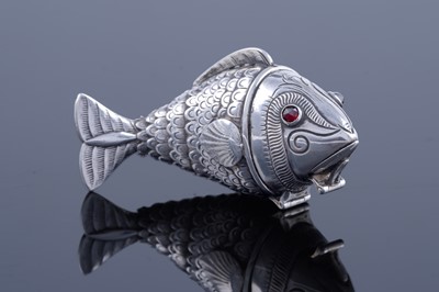 Lot 581 - A novelty fish pattern snuff box