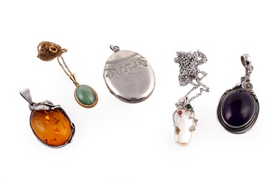 Lot 392 - Pendants and necklaces