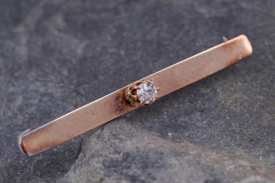 Lot 458 - A 20th Century diamond solitaire bar brooch