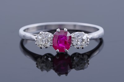 Lot 459 - An early 20th Century ruby and diamond ring