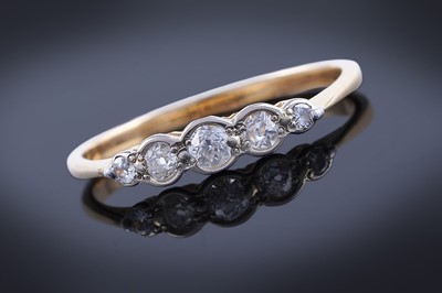 Lot 460 - An early 20th Century five-stone diamond ring