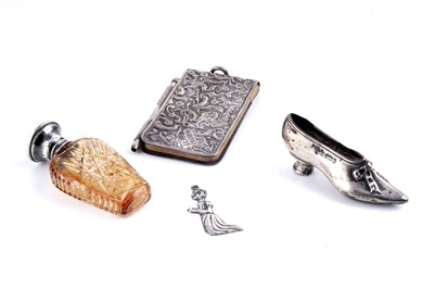 Lot 557 - Small novelty silver items