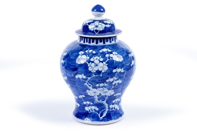 Lot Chinese blue and white jar and cover