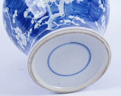 Lot Chinese blue and white jar and cover