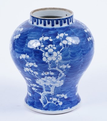 Lot Chinese blue and white jar and cover