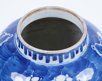 Lot Chinese blue and white jar and cover
