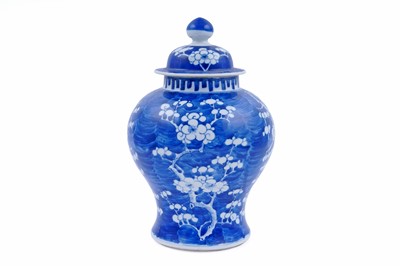 Lot Chinese blue and white jar and cover