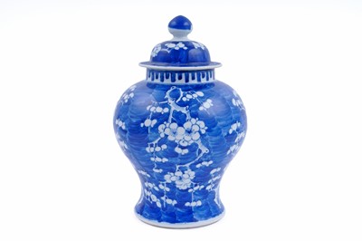 Lot Chinese blue and white jar and cover
