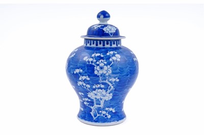 Lot Chinese blue and white jar and cover