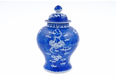 Lot Chinese blue and white jar and cover