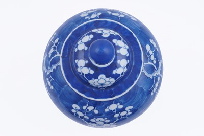 Lot Chinese blue and white jar and cover