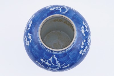 Lot Chinese blue and white jar and cover