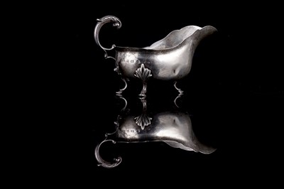 Lot 541 - An Edwardian silver sauce boat
