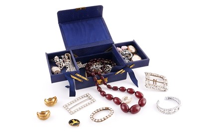 Lot 377 - A 20th Century jewellery box containing a selection of costume jewellery
