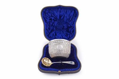 Lot 521 - An Edwardian silver sugar bowl and spoon