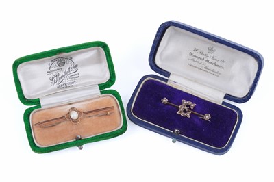 Lot 357 - Two early 20th Century bar brooches