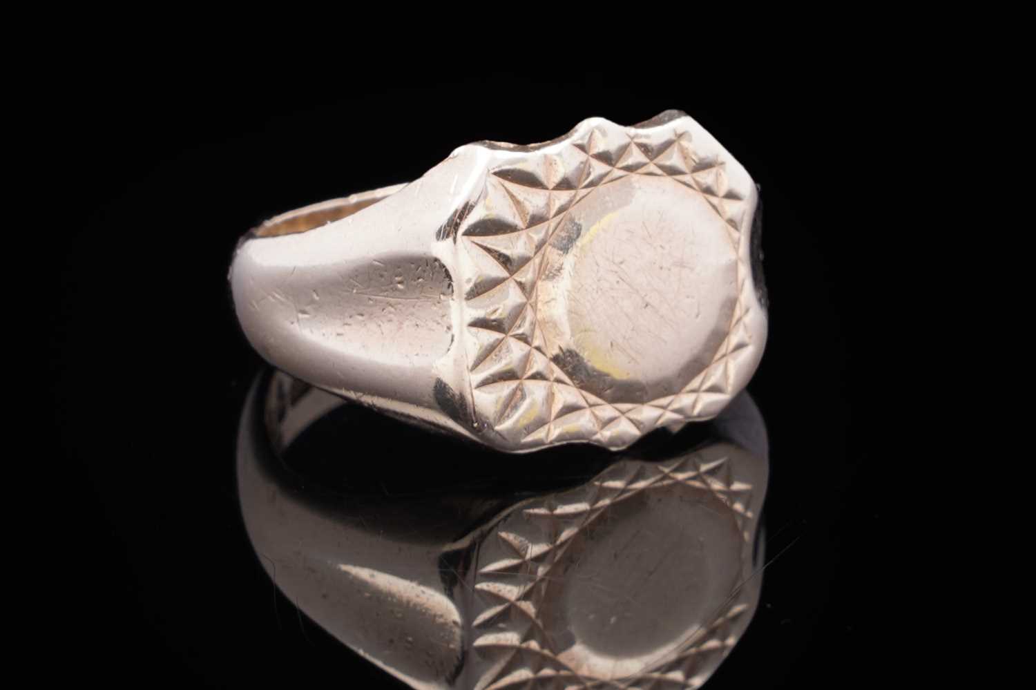 Lot 71 - A 1970s solar eclipse pattern signet ring