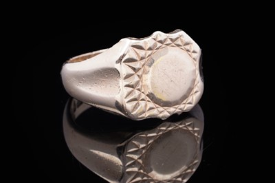 Lot 71 - A 1970s solar eclipse pattern signet ring