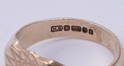 Lot 71 - A 1970s solar eclipse pattern signet ring