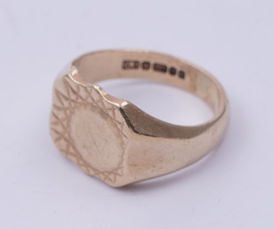 Lot 71 - A 1970s solar eclipse pattern signet ring