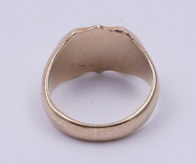 Lot 71 - A 1970s solar eclipse pattern signet ring