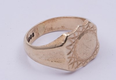 Lot 71 - A 1970s solar eclipse pattern signet ring