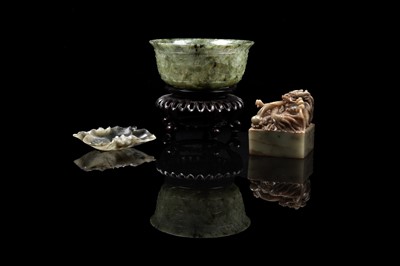 Lot Spinach jade bowl and stand