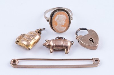 Lot 465 - A rose gold bar brooch; and other items