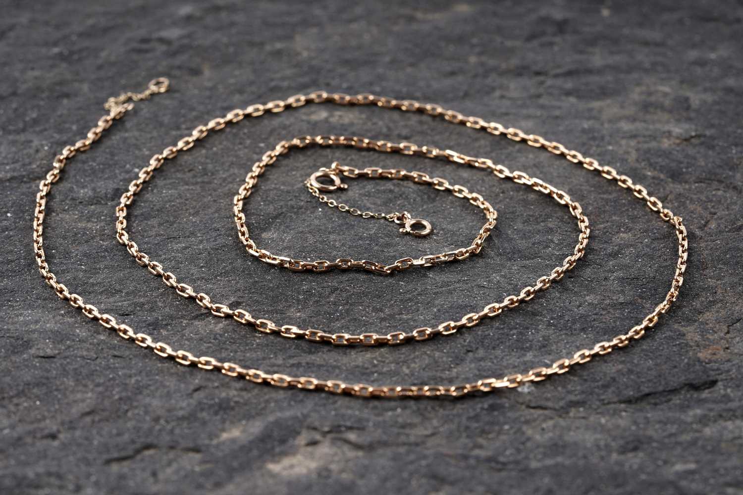 Lot 74 - A gold cable link necklace