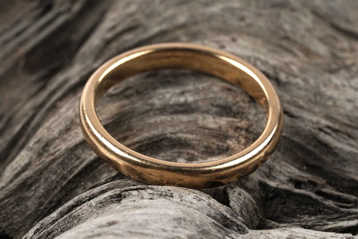 Lot 77 - A 22ct gold wedding band
