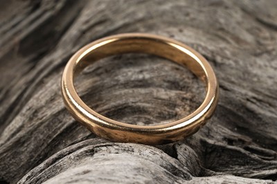 Lot 77 - A 22ct gold wedding band