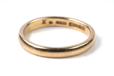 Lot 77 - A 22ct gold wedding band