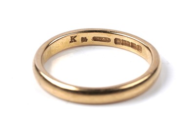 Lot 77 - A 22ct gold wedding band